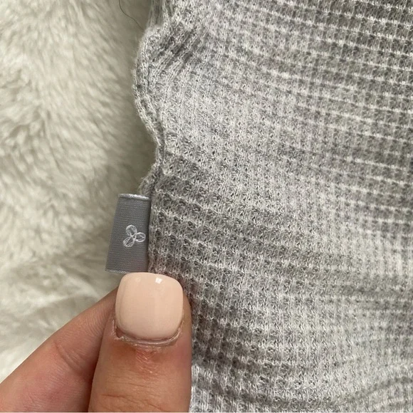 3/30$🤍 TNA | Grey waffle knit cropped tank - Picture 11 of 12